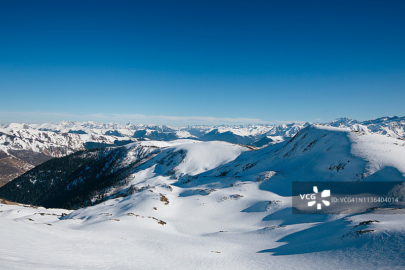 比利牛斯山脉的雪景和蓝天图片素材