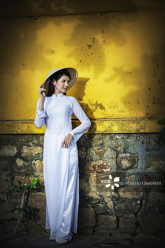 身着越南传统服饰的美丽女孩图片素材