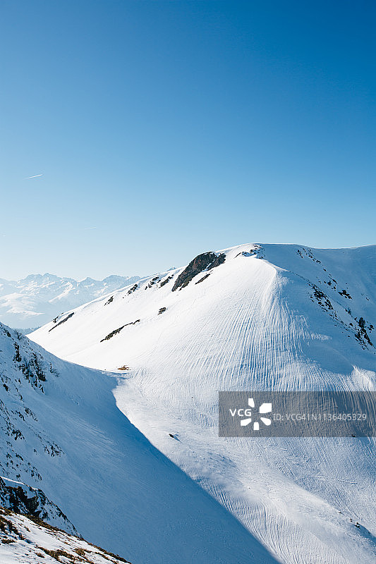比利牛斯山脉的雪景和蓝天图片素材
