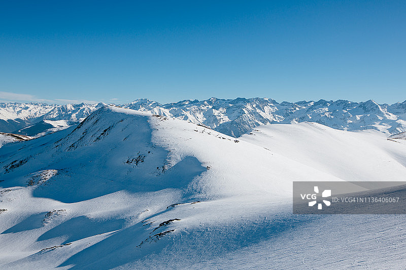 比利牛斯山脉的雪景和蓝天图片素材