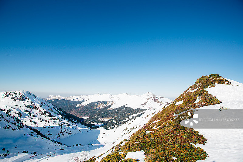 比利牛斯山脉的雪景和蓝天图片素材