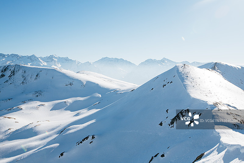 比利牛斯山脉的雪景和蓝天图片素材