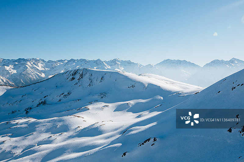 比利牛斯山脉的雪景和蓝天图片素材