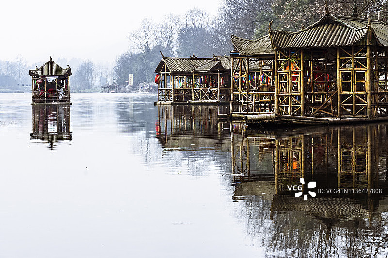 竹筏倒影江河景色图片素材