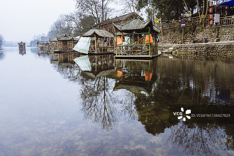 竹筏倒影江河景色图片素材