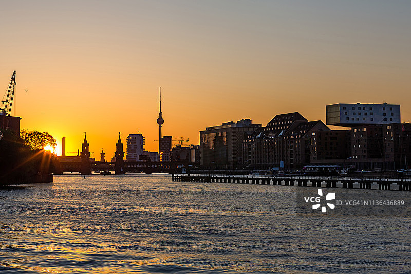 德国柏林克罗伊茨贝格施普雷河的奥伯鲍姆桥日落图片素材