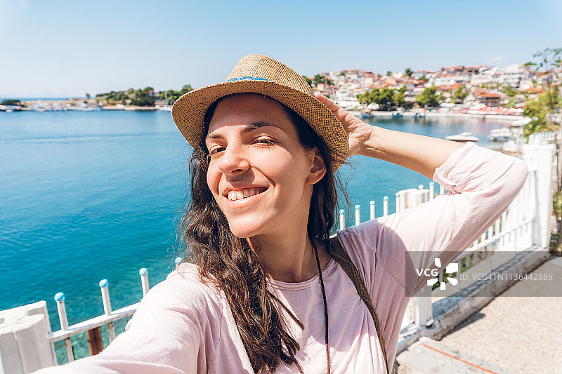 在海滩上自拍图片素材