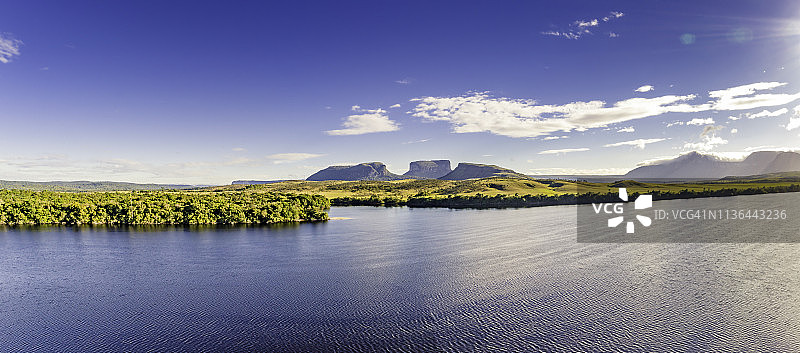 委内瑞拉卡奈马国家公园卡劳河和特普伊山的午后全景图片素材