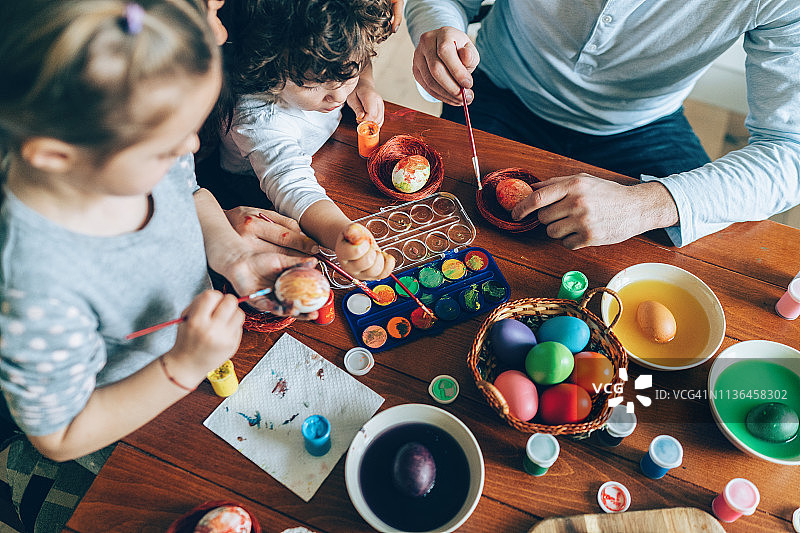 幸福家庭一起绘制复活节彩蛋图片素材