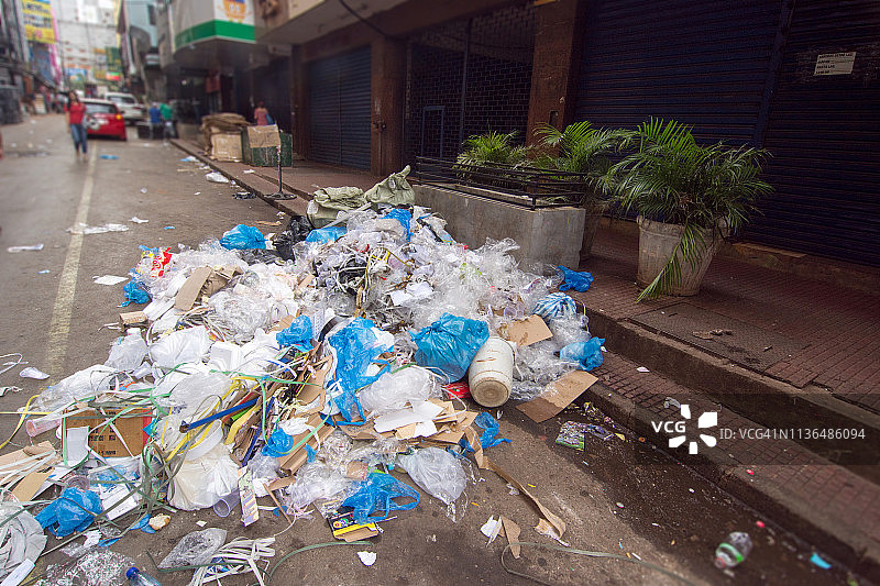 街道上的垃圾图片素材