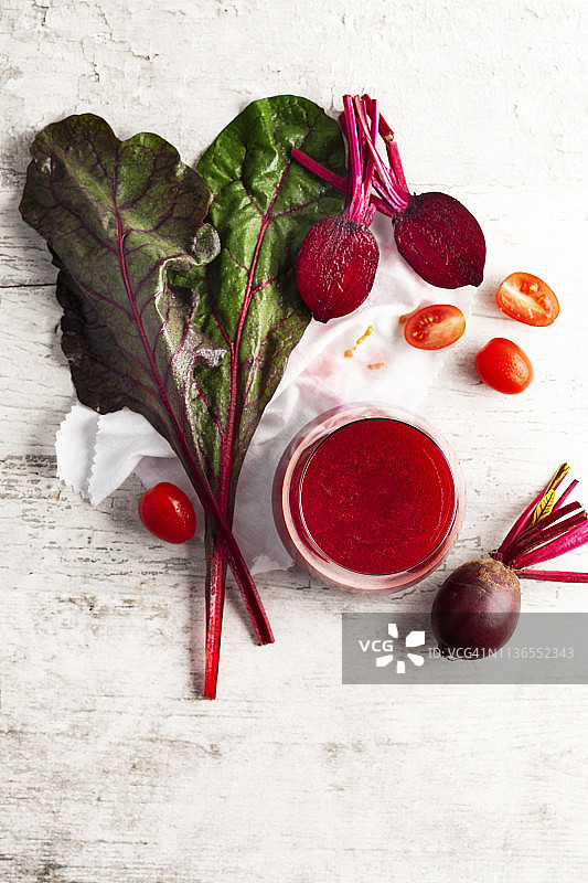 甜菜根汁和新鲜甜菜根，生甜菜和番茄的排毒纯素冰沙图片素材