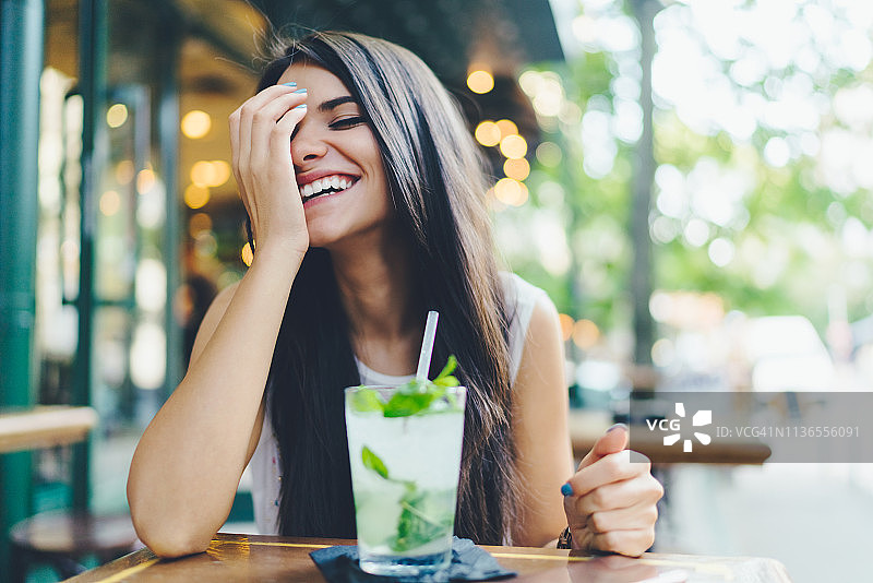 在酒吧享用新鲜莫吉托的漂亮女人图片素材