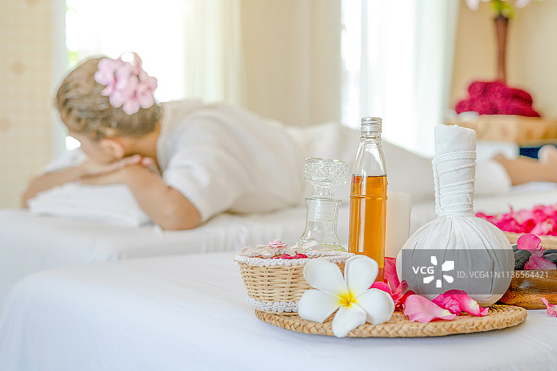 水疗按摩场景，天然精油产品图片素材