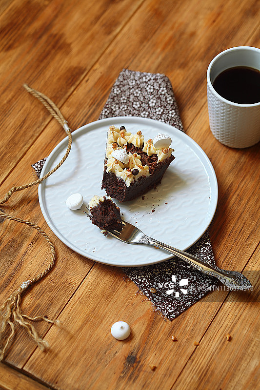 花生酱奶油巧克力布朗尼蛋糕图片素材