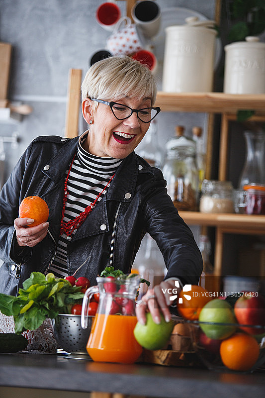 阿曼人将橙子放入玻璃碗中图片素材