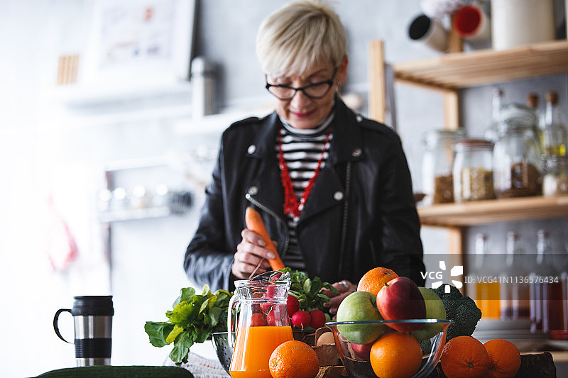 女人在厨房打开食物包装图片素材