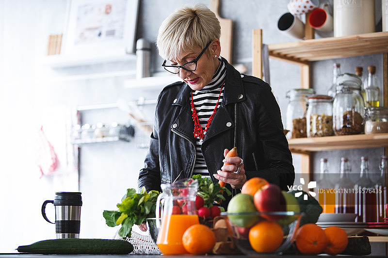 女人在厨房打开食物包装图片素材