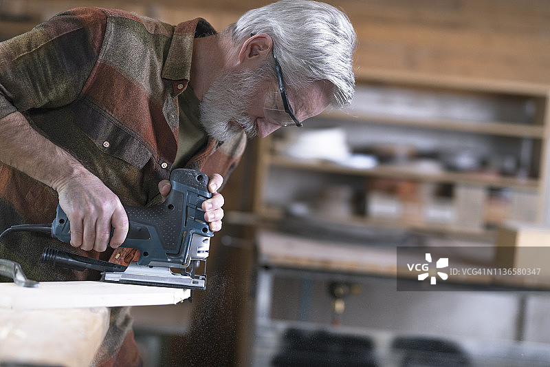 木工在车间工作图片素材