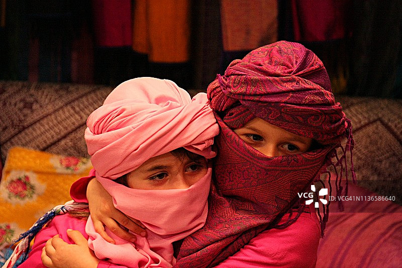 拥抱的女孩，摩洛哥马拉喀什图片素材