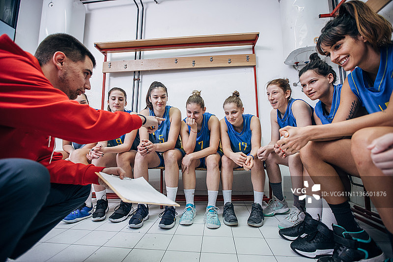 教练在更衣室讲解篮球战术图片素材