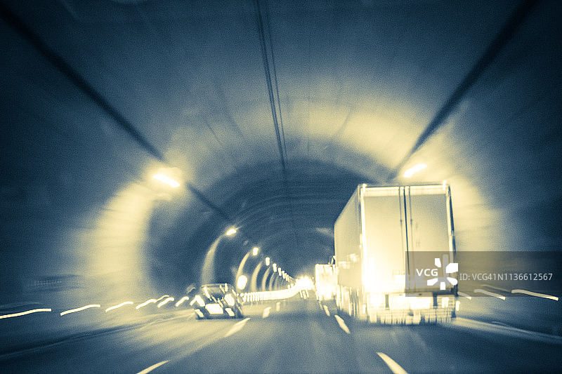隧道内卡车和汽车交通（复古风格）图片素材