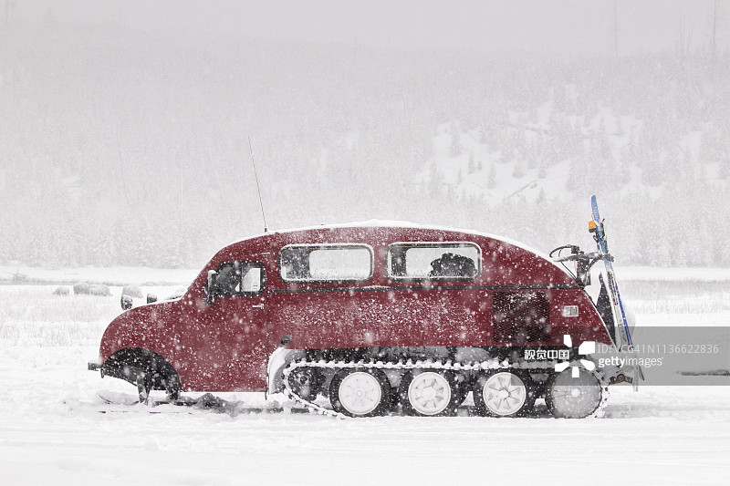 美国蒙大拿州西黄石的雪地车图片素材