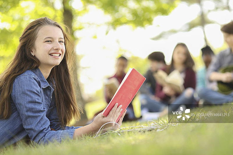 在公园与朋友们一起玩耍的青少年图片素材