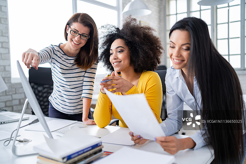 成功的多元种族商业团队图片素材