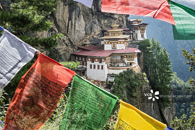 不丹虎穴寺的祈祷旗图片素材