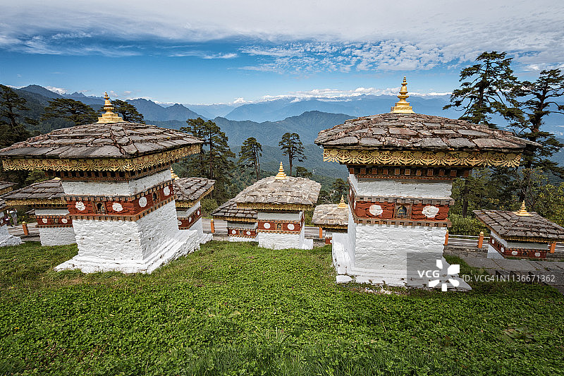 多雄拉山口的佛塔与全景，不丹图片素材