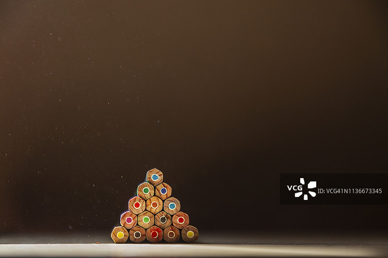 桌面上呈金字塔状的彩色铅笔图片素材