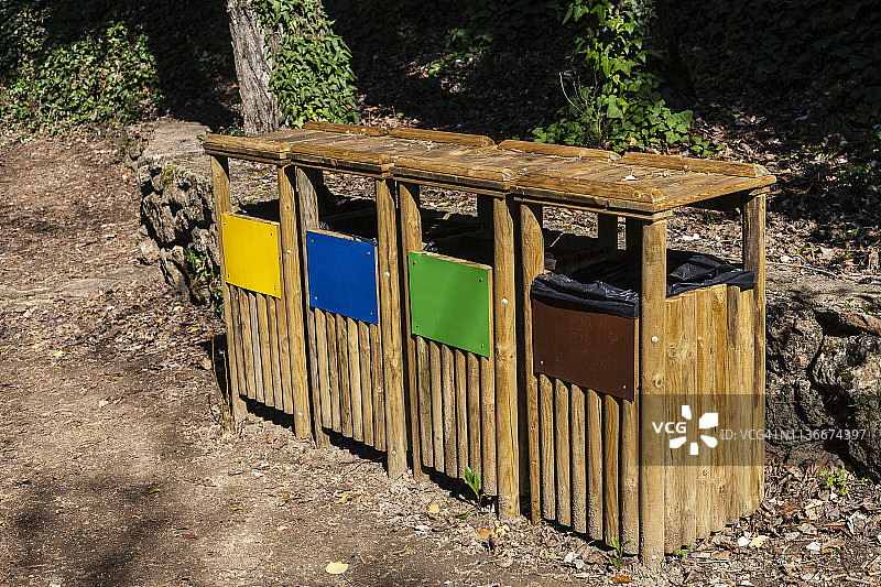 用于回收玻璃、纸板、有机物和塑料的容器组图片素材