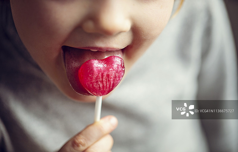 儿童吃棒棒糖图片素材