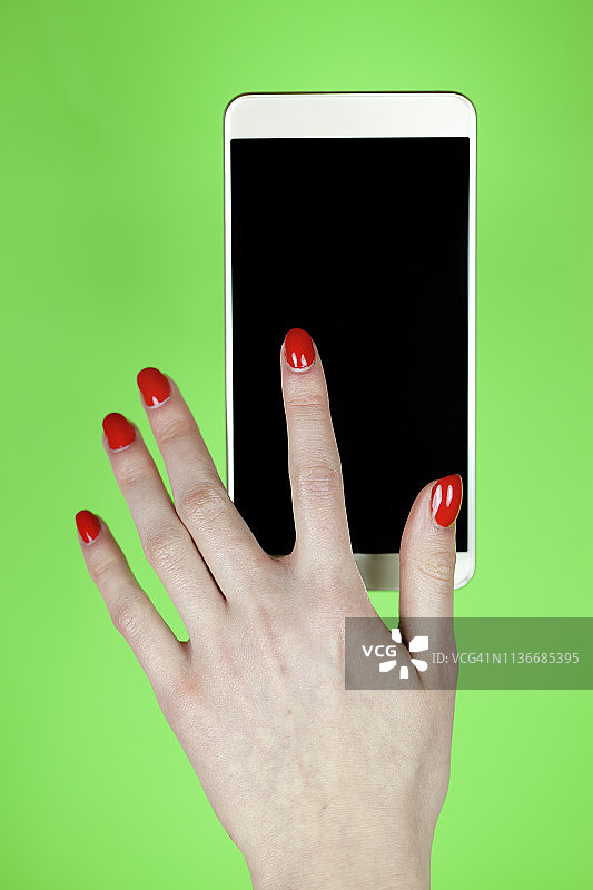 女子手持手机图片素材