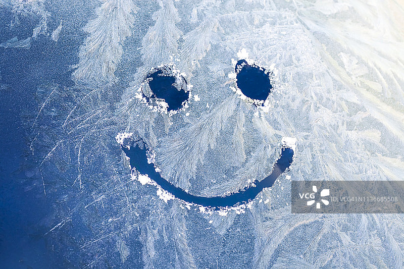 汽车上的霜花图案特写图片素材