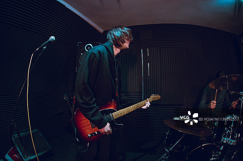 乐队演奏的吉他手图片素材