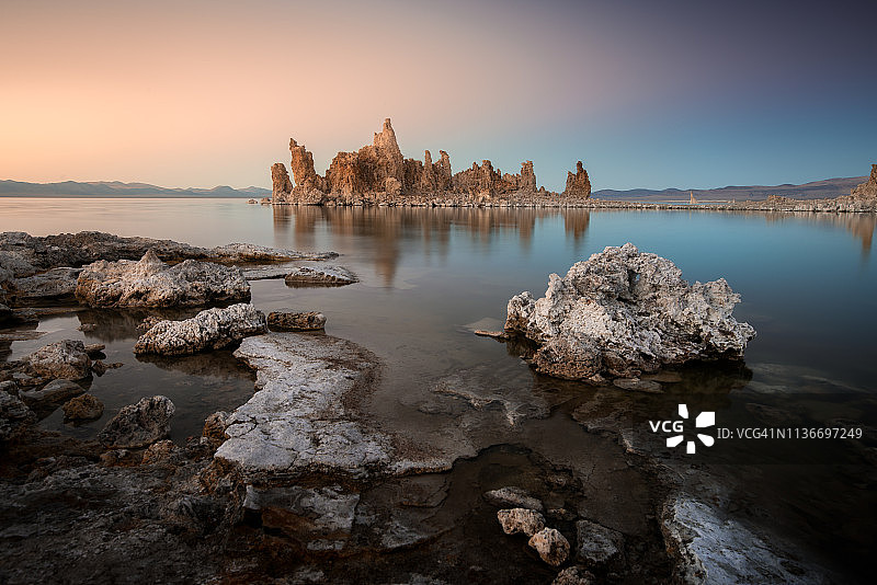 莫诺湖上戏剧性的日落光图片素材