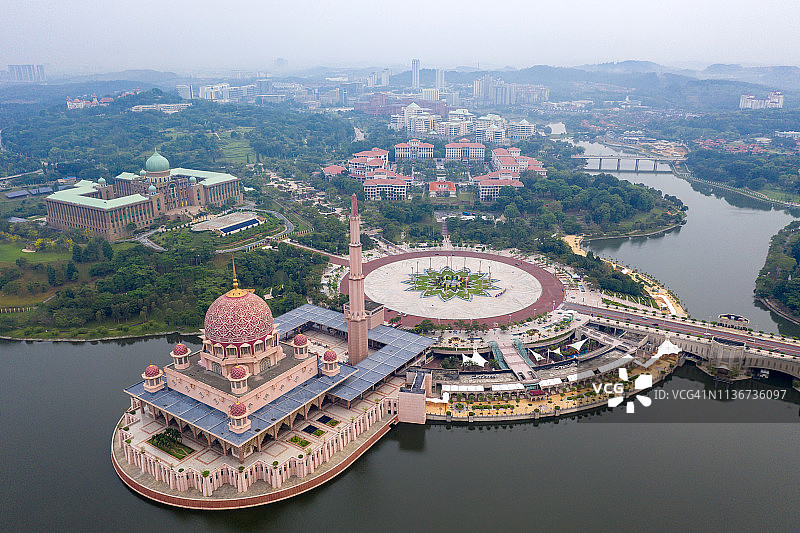 马来西亚吉隆坡附近布城粉红清真寺鸟瞰图片素材