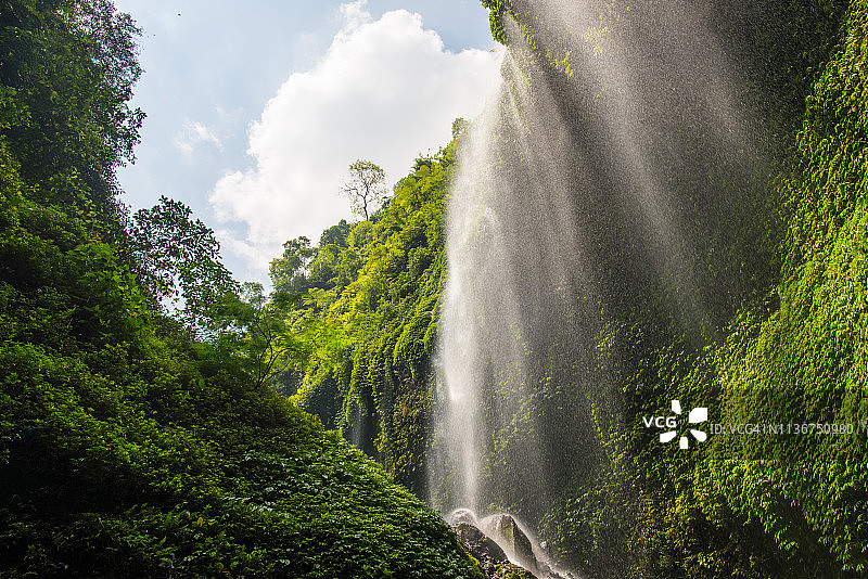 印度尼西亚东爪哇Madakaripura瀑布的迷人景色图片素材