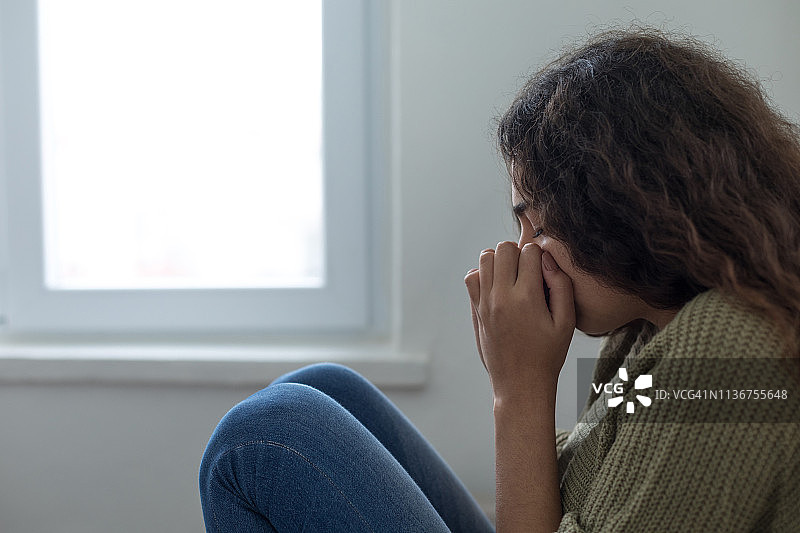 在家难过的女孩图片素材
