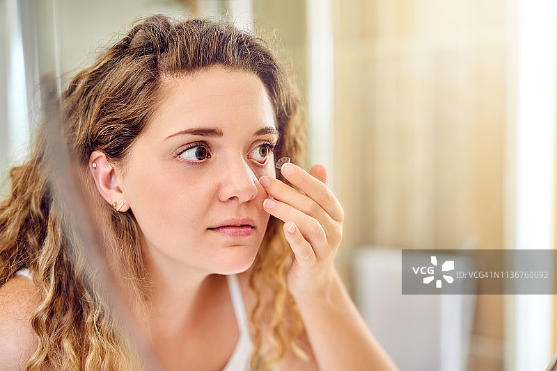 隐形眼镜让她拥有清晰视力图片素材