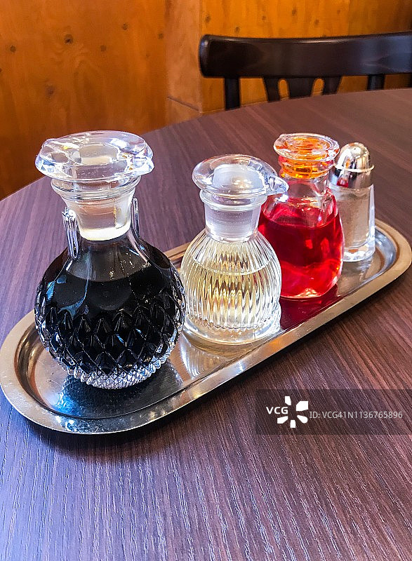 餐桌调味品和容器图片素材