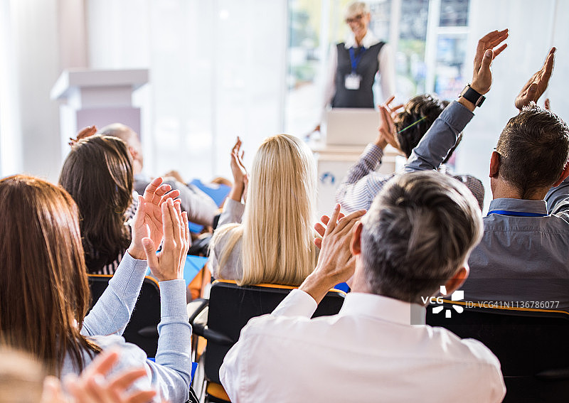 商务人士在研讨会上鼓掌的背影图片素材
