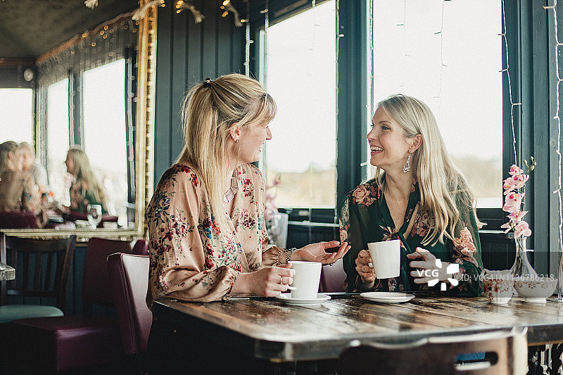 朋友们喝咖啡图片素材