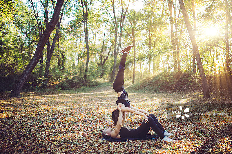 情侣做双人瑜伽图片素材