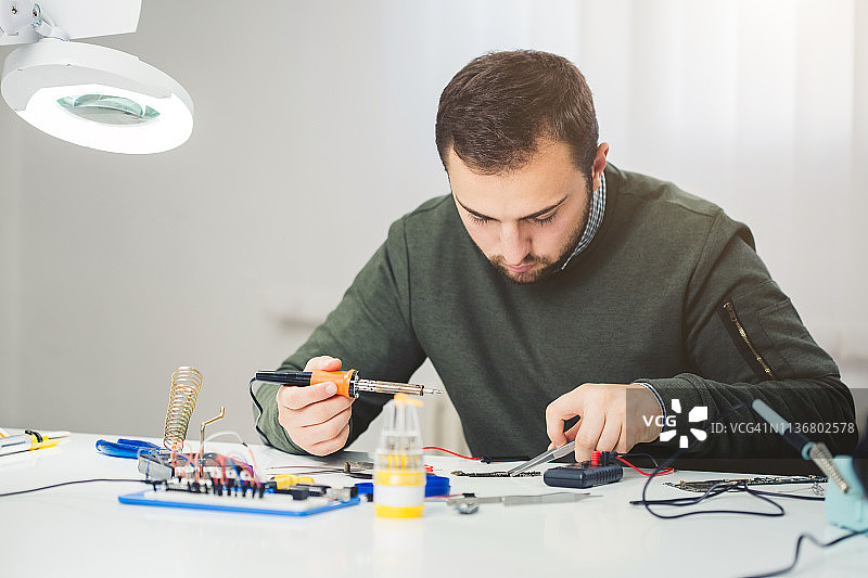 工程师在工作中图片素材