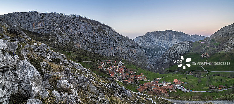 日落时分欧洲山峰国家公园内的贝赫斯村庄图片素材