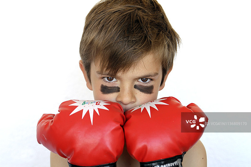 戴红色拳击手套的儿童图片素材