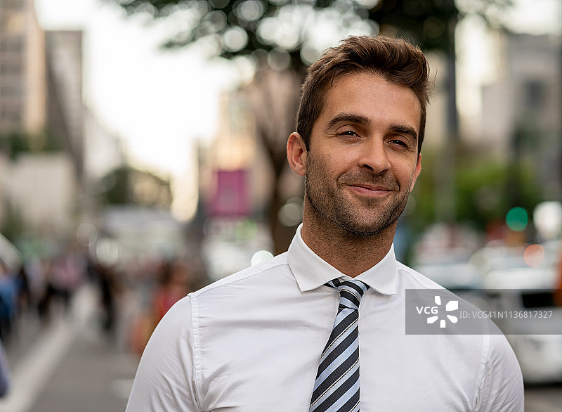 街上快乐的商务男人肖像图片素材
