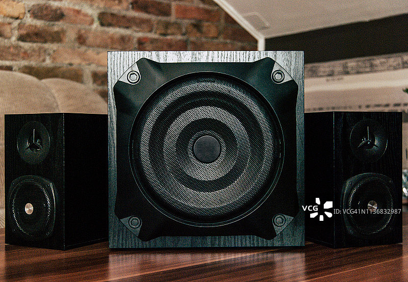黑色低音炮和两个扬声器图片素材